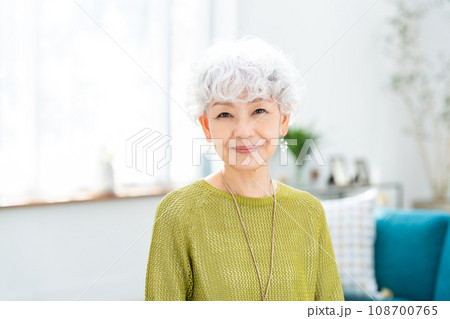 シニアの女性のビューティ 108700765