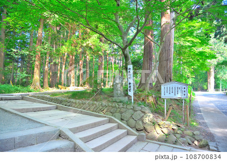 東北・平泉・関山の中尊寺、弁慶堂(辨慶堂)の参道からの入口の眺め・岩手県平泉町 108700834