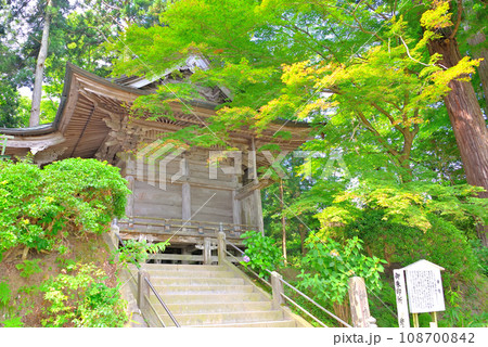 東北・平泉・関山の中尊寺の参道より、弁慶堂(辨慶堂)を参道から見上げる・岩手県平泉町(2) 東北・平泉・関山の中尊寺の参道より、弁慶堂(辨慶堂)を参道から見上げる・岩手県平泉町(2) 108700842