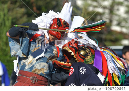 播州赤穂　新田日吉神社の秋祭り　町内巡行の天狗と獅子舞 108700845