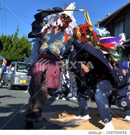 播州赤穂 新田日吉神社の秋祭り 町内巡行の天狗と獅子舞 播州赤穂 新田日吉神社の秋祭り 町内巡行の天狗と獅子舞 108700848