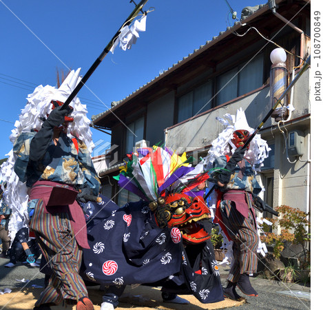 播州赤穂 新田日吉神社の秋祭り 町内巡行の天狗と獅子舞 播州赤穂 新田日吉神社の秋祭り 町内巡行の天狗と獅子舞 108700849