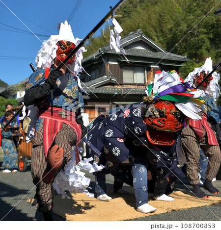 播州赤穂　新田日吉神社の秋祭り　町内巡行の天狗と獅子舞 108700853