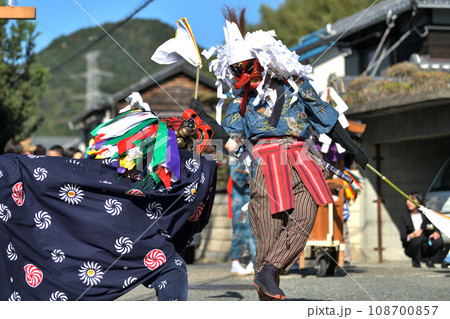 播州赤穂　新田日吉神社の秋祭り　町内巡行の天狗と獅子舞 108700857