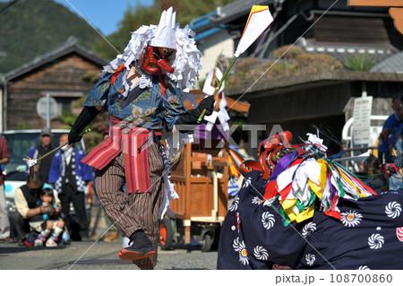 播州赤穂　新田日吉神社の秋祭り　町内巡行の天狗と獅子舞 108700860
