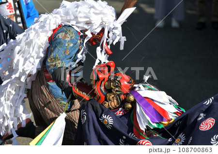 播州赤穂　新田日吉神社の秋祭り　町内巡行の天狗と獅子舞 108700863