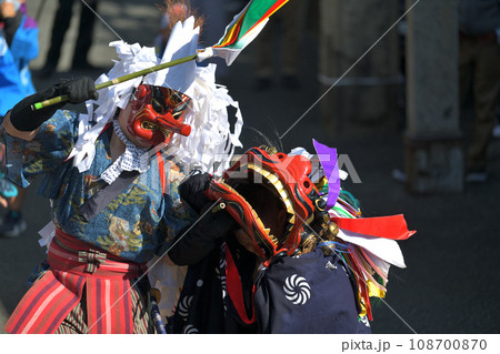 播州赤穂　新田日吉神社の秋祭り　町内巡行の天狗と獅子舞 108700870