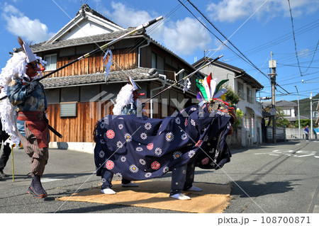 播州赤穂 新田日吉神社の秋祭り 町内巡行の天狗と獅子舞 播州赤穂 新田日吉神社の秋祭り 町内巡行の天狗と獅子舞 108700871