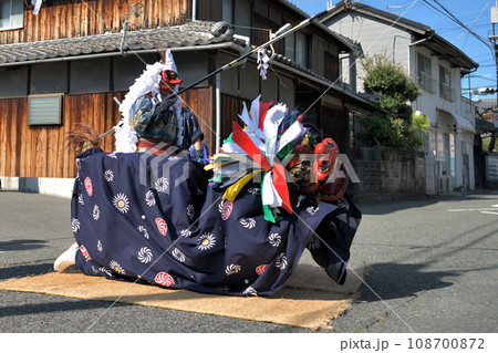 播州赤穂　新田日吉神社の秋祭り　町内巡行の天狗と獅子舞 108700872