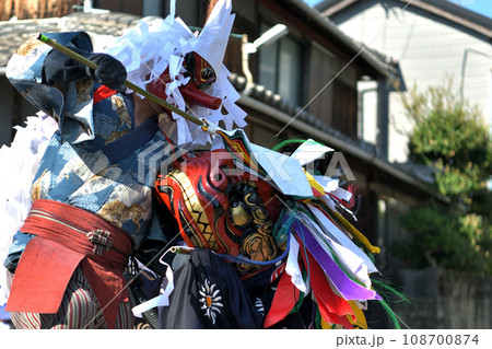 播州赤穂　新田日吉神社の秋祭り　町内巡行の天狗と獅子舞 108700874
