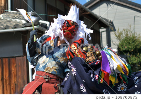 播州赤穂　新田日吉神社の秋祭り　町内巡行の天狗と獅子舞 108700875