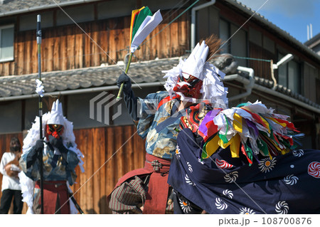 播州赤穂　新田日吉神社の秋祭り　町内巡行の天狗と獅子舞 108700876