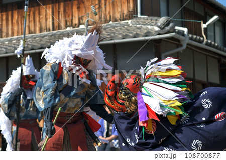 播州赤穂　新田日吉神社の秋祭り　町内巡行の天狗と獅子舞 108700877