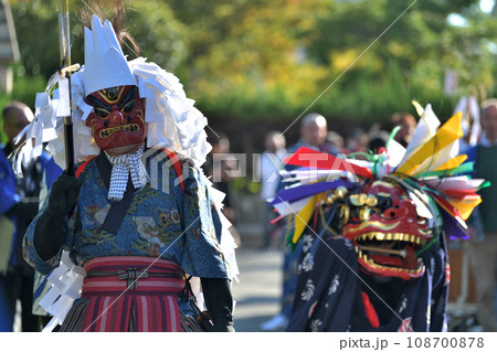 播州赤穂　新田日吉神社の秋祭り　町内巡行の天狗と獅子舞 108700878