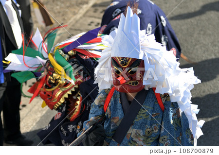 播州赤穂 新田日吉神社の秋祭り 町内巡行の天狗と獅子舞 播州赤穂 新田日吉神社の秋祭り 町内巡行の天狗と獅子舞 108700879