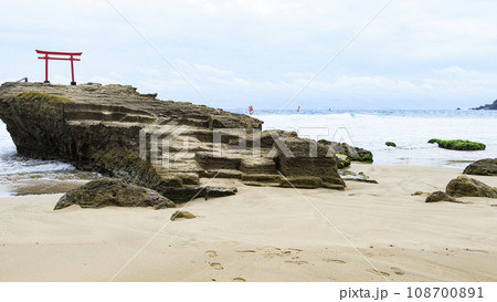 海に浮かぶ鳥居とウィンドサーフィン（静岡県下田市白浜海岸） 108700891
