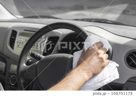 軽自動車のハンドルを拭き掃除する男の手 108701178