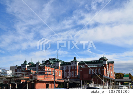 秋の青空と白い雲と深谷駅 108701206