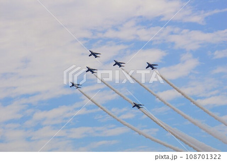 防府北基地航空祭で編隊飛行をするブルーインパルス 防府北基地航空祭で編隊飛行をするブルーインパルス 108701322