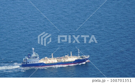 白波をひいて航行するタンカー 108701351
