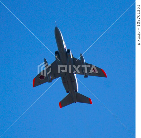 岩国基地上空を通過するT-4練習機 岩国基地上空を通過するT-4練習機 108701361