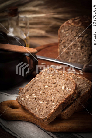 Wholemeal bread with sunflower seeds. 108701636