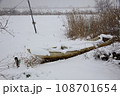 雪の入り江にたたずむ小舟 108701654