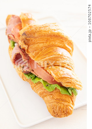美味しいパストラミビーフのクロワッサンサンド 108702574