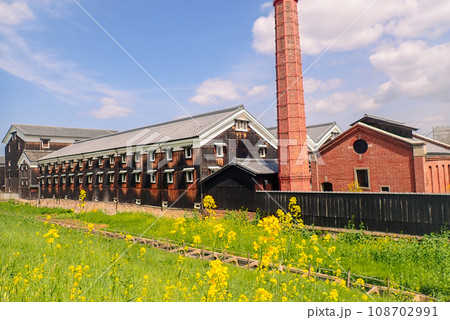 京都市伏見区の春を告げる菜の花の咲く酒蔵を撮影したもの 京都市伏見区の春を告げる菜の花の咲く酒蔵を撮影したもの 108702991