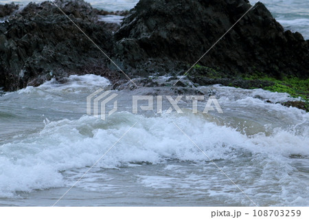 福井県大飯郡高浜町 11月早朝の海 福井県大飯郡高浜町 11月早朝の海 108703259