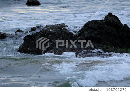 福井県大飯郡高浜町　11月早朝の海 108703272