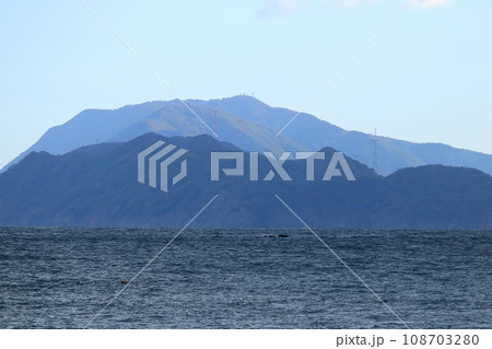 福井県大飯郡高浜町　11月早朝の海 108703280
