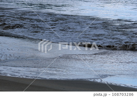 福井県大飯郡高浜町 11月早朝の海 福井県大飯郡高浜町 11月早朝の海 108703286