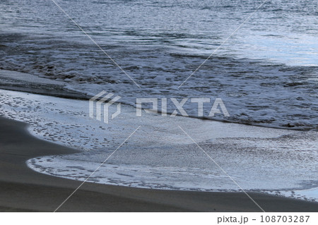 福井県大飯郡高浜町　11月早朝の海 108703287