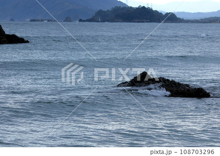 福井県大飯郡高浜町 11月早朝の海 福井県大飯郡高浜町 11月早朝の海 108703296