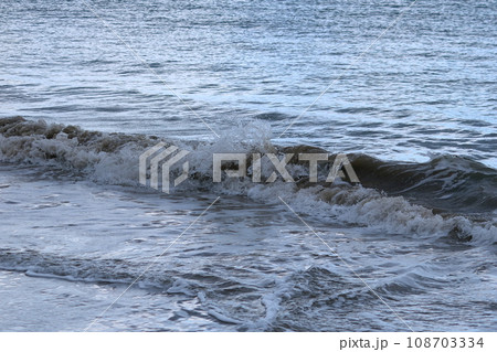 福井県大飯郡高浜町　11月早朝の海 108703334