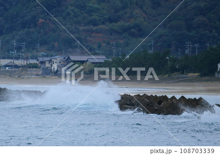 福井県大飯郡高浜町 11月早朝の海 福井県大飯郡高浜町 11月早朝の海 108703339