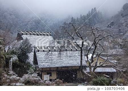 かやぶき屋根に雪が降る 108703406