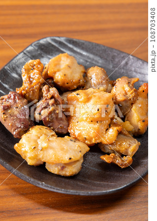 美味しい砂肝、もも、ハツの焼鳥3種盛り 美味しい砂肝、もも、ハツの焼鳥3種盛り 108703408