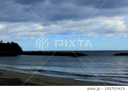 福井県大飯郡高浜町　11月早朝の海 108703429