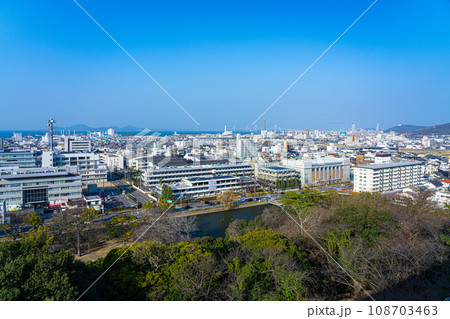 【日本100名城】丸亀城　二の丸から見た丸亀市街と宇多津町と瀬戸大橋　香川県丸亀市 108703463