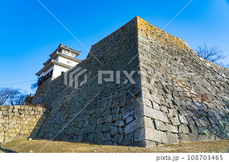 【日本100名城】丸亀城　本丸北西隅櫓石垣と天守1　香川県丸亀市 108703465