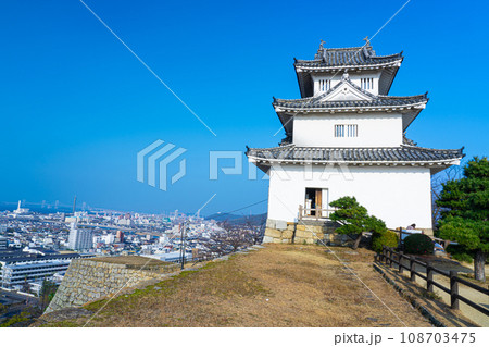 【日本100名城】丸亀城　本丸から見た天守と宇多津町と瀬戸大橋　香川県丸亀市 108703475