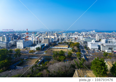 【日本100名城】丸亀城 本丸から見た丸亀市街と瀬戸内海 香川県丸亀市 【日本100名城】丸亀城 本丸から見た丸亀市街と瀬戸内海 香川県丸亀市 108703476