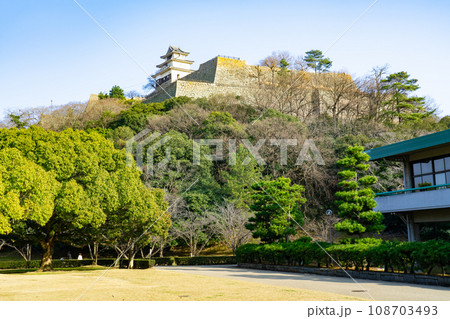 【日本100名城】丸亀城　芝生広場から見た天守　香川県丸亀市 108703493