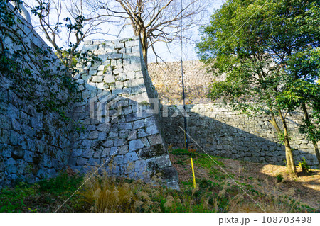 【日本100名城】丸亀城　山下曲輪から見た三の丸南側石垣　香川県丸亀市 108703498