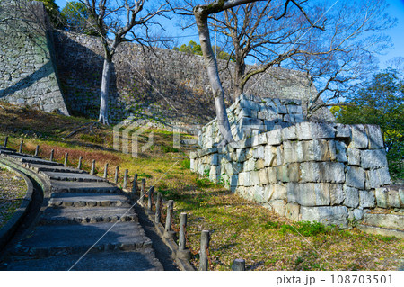 【日本100名城】丸亀城 栃ノ木御門跡から見た三の丸南側石垣 香川県丸亀市 【日本100名城】丸亀城 栃ノ木御門跡から見た三の丸南側石垣 香川県丸亀市 108703501