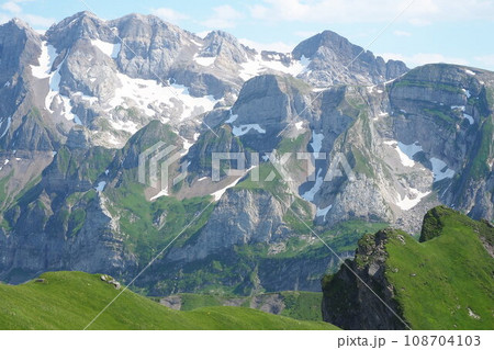 氷河の見えるアルプスの山々 in フランス 108704103
