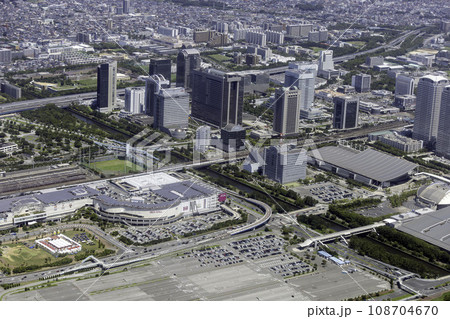 幕張メッセ駐車場上空から海浜幕張駅方向を空撮 108704670