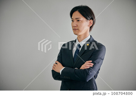 白バックを背景に腕組みをする男性弁護士 108704800